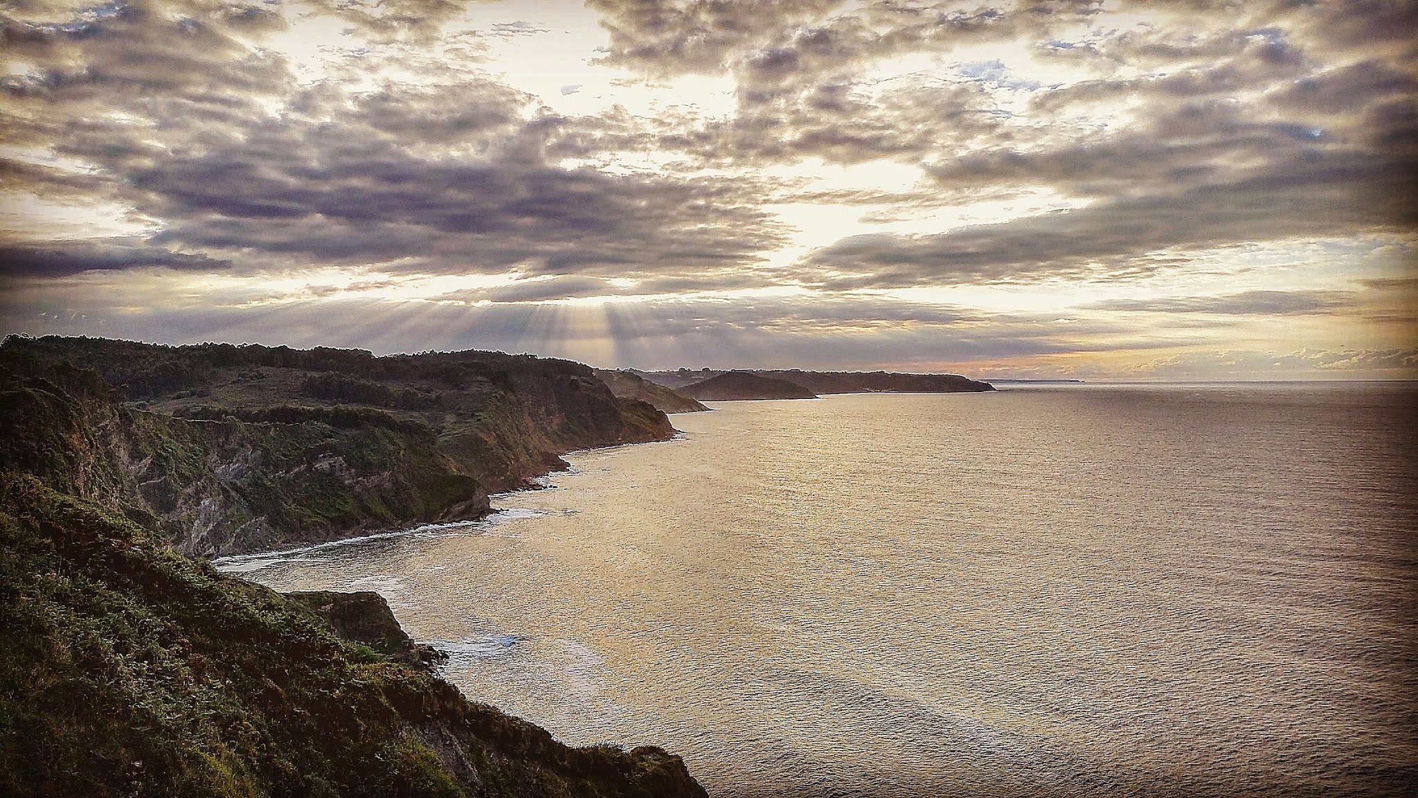 En este momento estás viendo Atardecer desde el faro de Luces