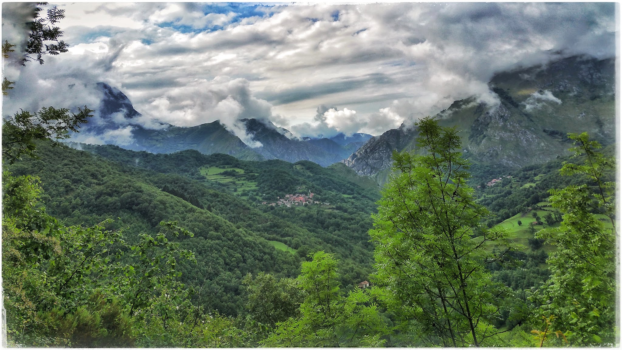 En este momento estás viendo Caleyando por Asturias