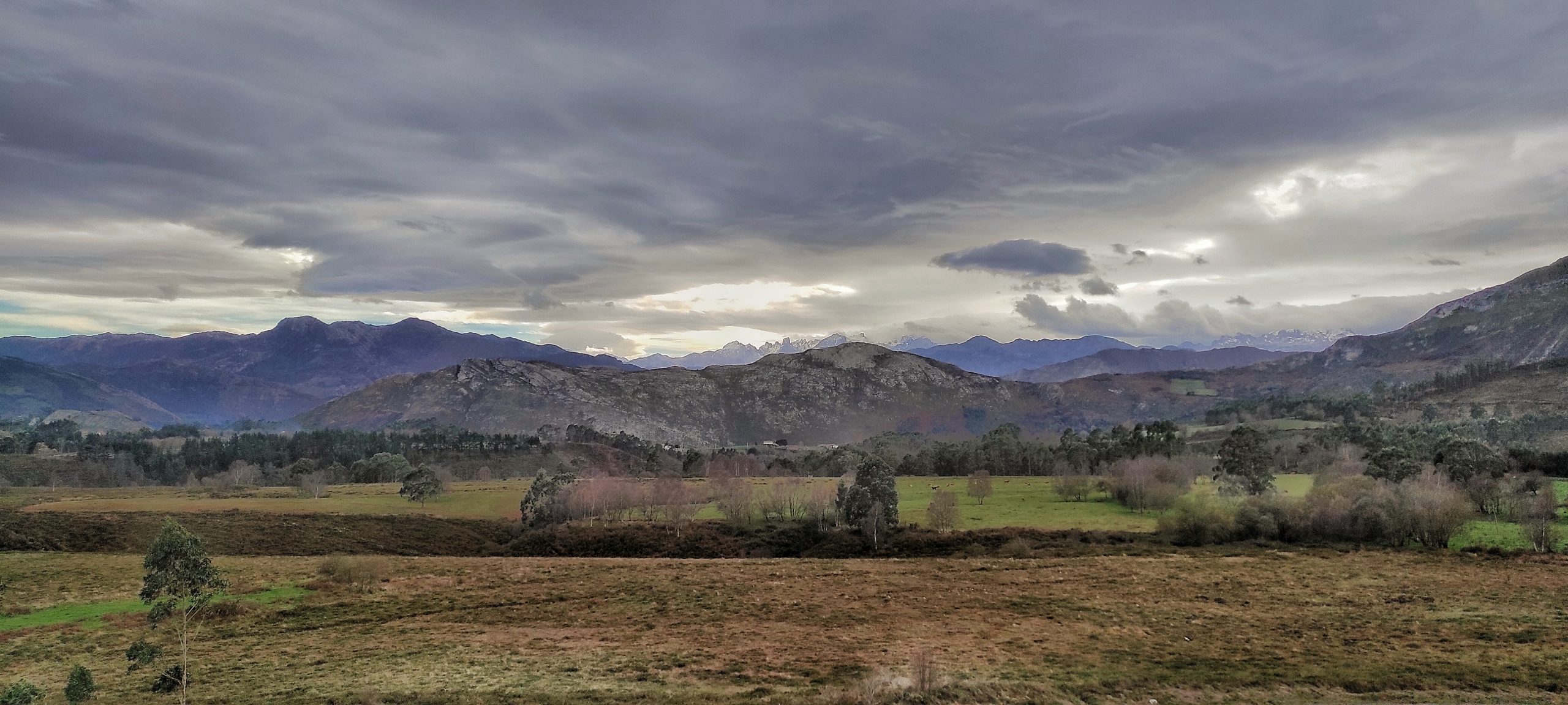 En este momento estás viendo Se acerca la tormenta con el Urriellu al fondo