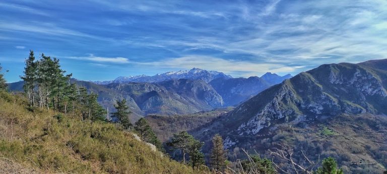 Lee más sobre el artículo Collau Andrin con los Picos De Europa de fondo